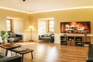 Rhein Haven Appartment für bis zu 12 Gäste im historischen Bahnhofsgebäude Apartments, Frechen