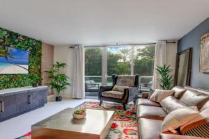 Beachfront Oasis in Sunny Isles 3BR, Pool & Tennis Apartments, Sunny Isles Beach