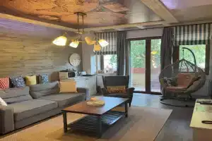 Lakeview Apartment, Subotitsa