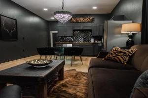 Speakeasy Suite at ArnoTriplex-Close to Downtown-Pet Friendly! Apartments, Albuquerque