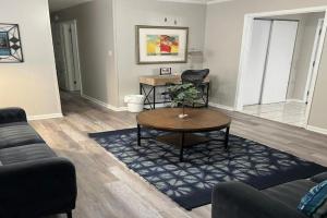 Sweet Home Alabama 4BR 2BA oasis with pool WI-FI Guest house, Montgomery