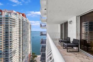 Enjoy of Beautiful City Views From This Condo Apartments, Miami