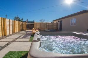 Sage Suite at ArnoTriplex! Private Hot Tub-Close to Downtown-Pet Friendly-No Pet Fee! Apartments, Albuquerque