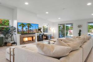 El Paseo Paradise 3BR Desert Oasis with pool & spa Guest house, Palm Desert