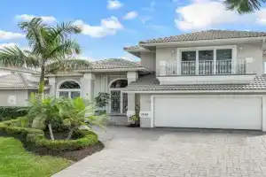 Charming 4 Bed Waterfront Escape w/ Pool and Dock Guest house, Marco