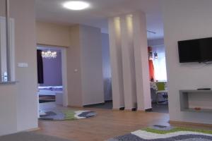 Alfa apartman, Sarvar
