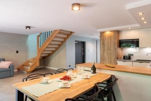 Apartamenty w sam las by KLIF - dwupoziomowy z 2 sypialniami balkonem widokiem na las, parkingiem, Ustka