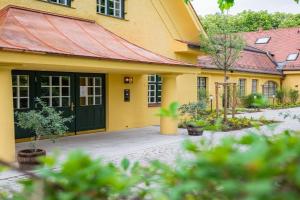 Gutshotel Menterschwaige - Heritage Boutique Hotel with Timless Elegance, Munchen