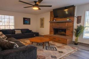 The Wonder Inn - Sleeps 11 near TCU, Fort Worth