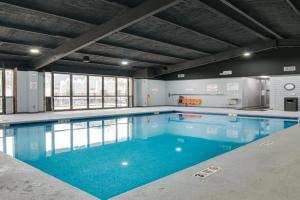 Walk to Landing! Condo with Community Pools Apartments, Branson