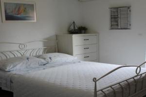 Studio apartment Sasha, Postira