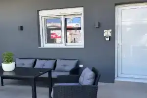 Harriet Beauty Studios, Haraki