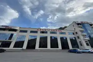 Golden Hotel, Kapan