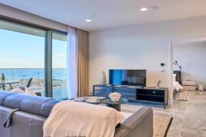 Stunning Seaview Mercury Tower Apartments - Luxurious Twin Units, Pembroke