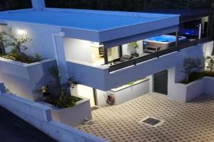 Holiday Home Vučko with Jacuzzi, Makarska