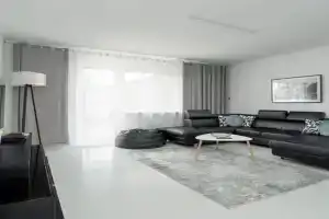 Spacious House with Balcony Ideal for Families by Noclegi Renters, POZNAN