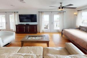 BEST BEACH Cottage Two Gorgeous Ocean Views - Renovated Like POTTERY BARN - Beach Steps Away, Saint Augustine Beach