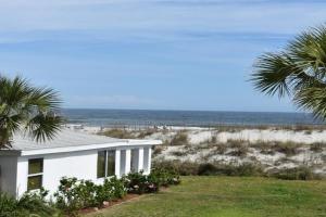 Cottage Three DIRECT OCEANFRONT Best Section of Beach - Steps to Beach -Walk to Restaurants, Saint Augustine Beach