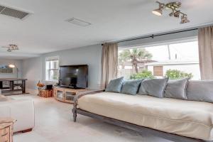 Cottage Four DIRECT OCEANFRONT Romantic Cottage Best Beach - Walk to Restaurants - Downtown only 5 Miles, Saint Augustine Beach