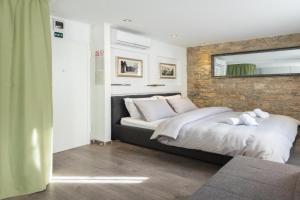 ROKOS SUPERIOR DOWNTOWN ROOMS - comfortable rooms with private bathrooms - perfect location for exploring Diocletian's Palace and the gastronomy of within walking distance, Split
