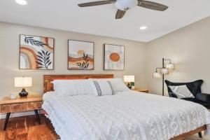 Spacious Cozy and Furnished Bedroom Private Bathroom, Close to Everything, Reno