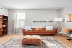 Cozy Downtown Escape Hot tub and Modern Touches Guest house, Indianapolis