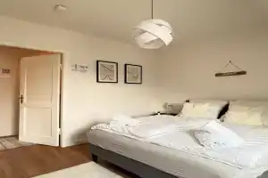 Hugos Nest Ferienwohnung WLAN & Arbeitsplatz Apartments, Neumunster