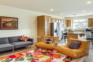 4 Mi to Dtwn Family-Friendly Townhome in Guest house, Reno