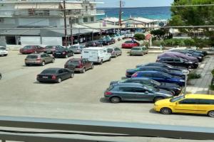 Beautiful Apartment in front of the sea with a mountain view, Neoi Poroi