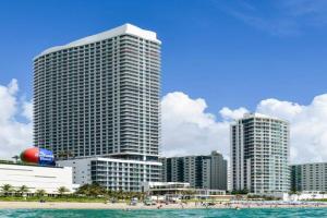 Beautiful Hyde Resort Luxe 2BR Private Beachfront, Hollywood