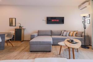 Tommys Apartment, Neoi Poroi