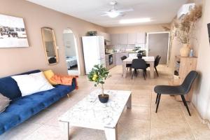 5 Min Walk to Beach, Perfect Seaside Escape Apartments, Larnaka
