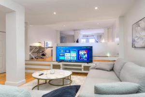 Take a break in a modern loft on the plateau Walk score 99 Apartments, Laval