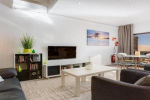 BELLEVUE BY THE SEA - Oceanfront for 4 with stunning views at Praia Dona Ana Apartments, Lagos