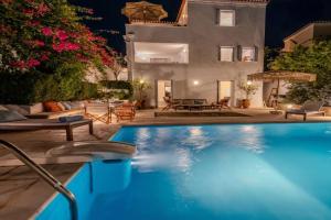 The Villa Evita Stunning View with private pool, Spetses