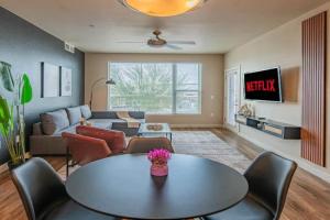 Trendy 2BD Gym Pool Parking WD Sleeps 8 Apartments, Phoenix