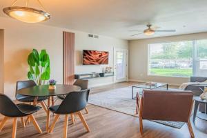 Chic 2BD Pool Gym Parking WD Sleeps8 Apartments, Phoenix