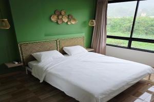 Beachside Gem with Lake, Cafes and more Apartments, Nai Harn