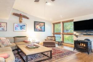 Experience mountain views in this spacious 3-bedroom Lodge #423, Telluride