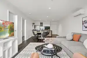 Stylish 2-Bed Apartment with Stunning City Views, Melbourne