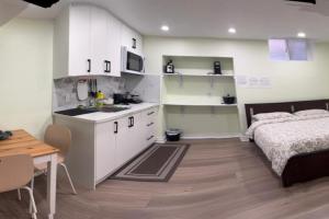 B3 Luxury home in nearby shipping center square one Guest house, Mississauga