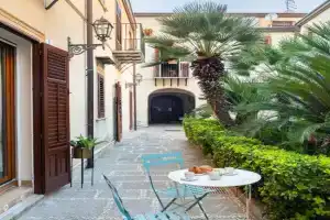 Baglio dei Conti d'Orléans Apartments, Palermo