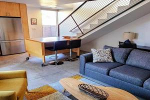 Chic Townhome Retreat nestled Downtown Apartments, Albuquerque