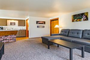 3 Mi to Lambeau Field Ideally Located Townhome! Guest house, Green Bay