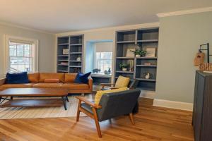 New & Renovated MCM Duplex 3 mi to DT Apartments, Durham