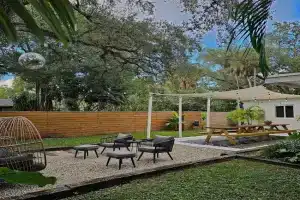 -Disco Bungalow- One third mile to FTL Marine Center Guest house, Fort Lauderdale