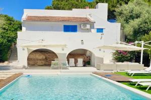 Luxury Ostuni Beachfront Villa with Pool & Private Parking, Rosa Marina