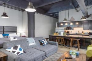 Steps 2 Everything! - KING Bed - Amazing Roof and Gym Apartments, Pittsburgh