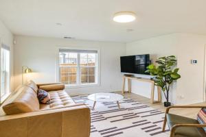 Walk to Cowboys Games Home with Hot Tub! Guest house, Arlington