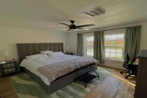 Long Term, Blackout Curtain, 2 Monitor, King Bed Room in 2 BR Home, Houston